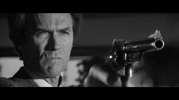 DIRTY HARRY OCH DEMOKRATIN Mikael Askergren Det tog nästan tjugo år allt som allt, men det kom tillslut att bli en serie om hela fem filmer med Clint Eastwood i huvudrollen som den dödsföraktande