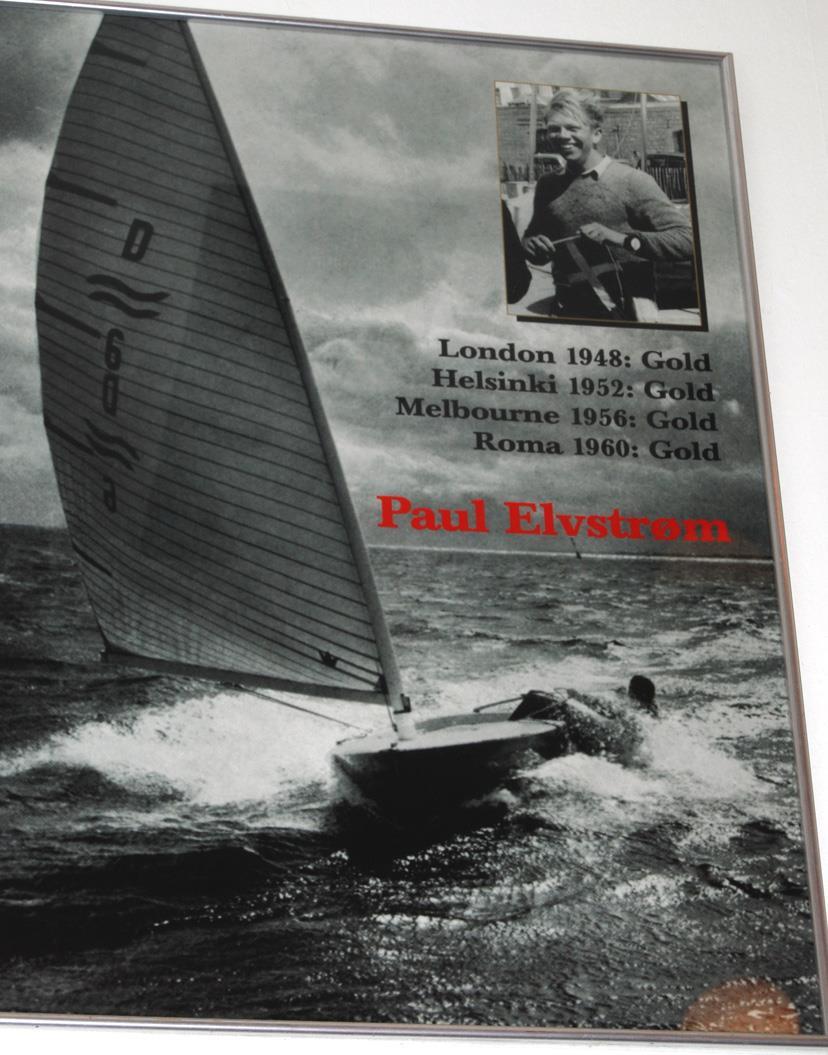 I klubbhuset hos Hellups Sejlklub, finns denna historiska bild på Paul Elvström (1928-2016).