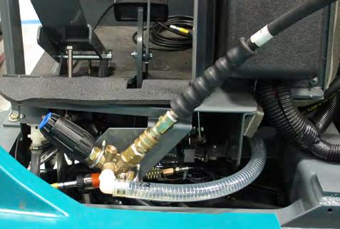 OBS: Se till att det INTE hamnar vatten på elektroniska komponenter när du rengör maskinen med högtryckssprutan.
