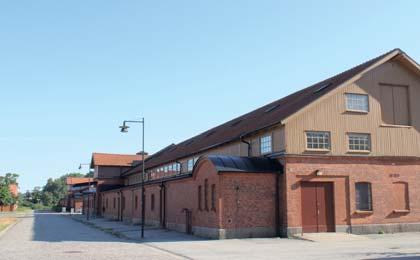 Byggnad 4 är till skillnad från de andra kraftigare förändrad exteriört och interiört bland annat genom nya fönster och dörr/