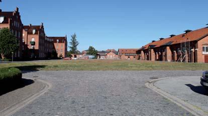 I norr angränsar den så kallade Skridskodammen, se bild nedan, som utgör en mindre biotop med växlighet och djur.