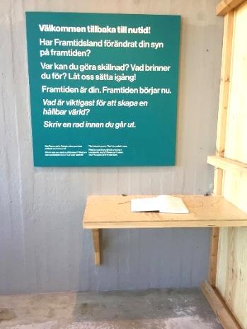 I slutet av utställningen finns en utgång i form av en plywoodvägg med en öppning.