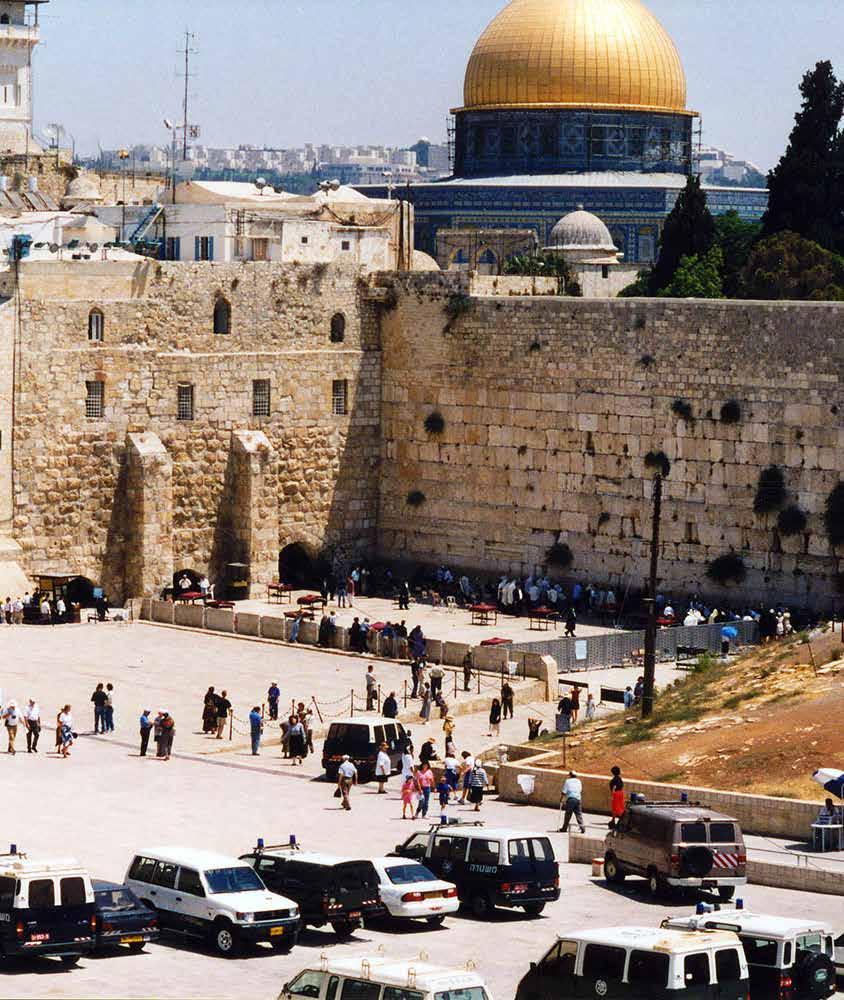 Judarna samlas vid Västra Muren. Ovanför är tempelplatsen med Klippdomen, som är muslimernas böneplats.