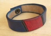 Mall Bestäm dig för vilken bredd du vill ha på ditt armband. Du väljer mellan måtten; 2, 3, eller 4cm. 1. Klipp noggrant ut en 25cm lång pappersmall som har armbandets bredd. 2. Svep mallen runt din handled.