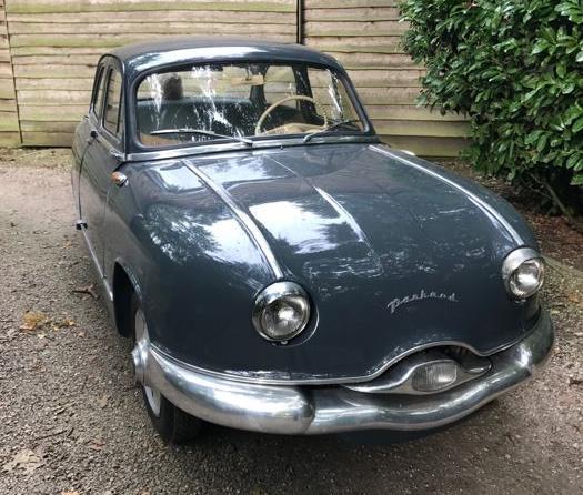 26 Detta Panhard är i fint skick. Exteriören fick en ny färgskikt på 1990-talet. Interiören är helt original. Detta köptes av oss 1985 och har alltid förvarats inomhus, välskött.