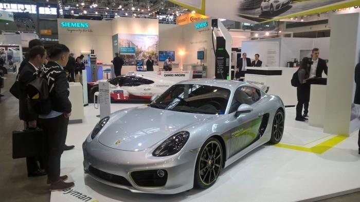 4 3. Porsche visar elektrisk Cayman Erik Inge 12 OKTOBER 2017 0-100 på 3,3 sekunder och en räckvidd på 20 mil.
