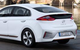 En Toyota Prius som laddhybrid startar på 377.900 kronor som jämförelse. Och en Hyundai Tucson med 177 hästkrafter stark bensinturbomotor, fyrhjulsdrift och automatlåda rycker 344.