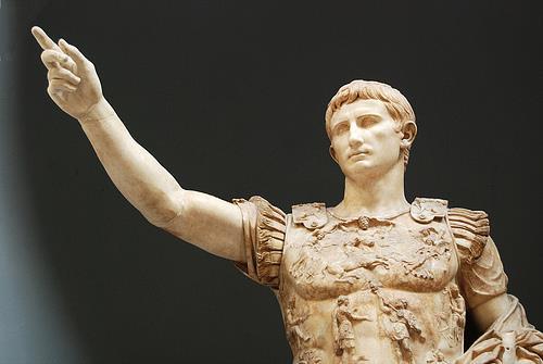 300 år senare Utgick ett påbud från Kejsar Augustus om att hela världen skulle skattskrivas.