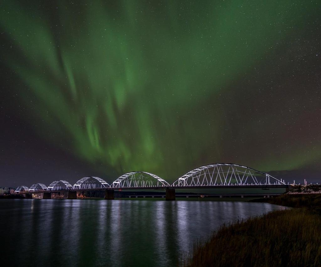 Fotograf: Torbjörn Tapani Datum: 31 Okt 2013 01:24:03 Exponering 11 sek f/2.8 Brännvidd 14 mm ISO 400 En bil lyser upp gamla Gäddviksbron med sitt helljus.