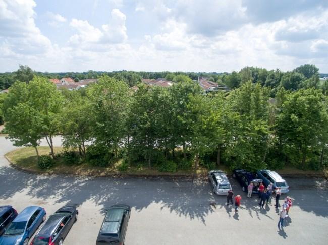 Eventuell störning från idrottsplatsen bör däremot beaktas i orienteringen av byggnad och rum för vila.