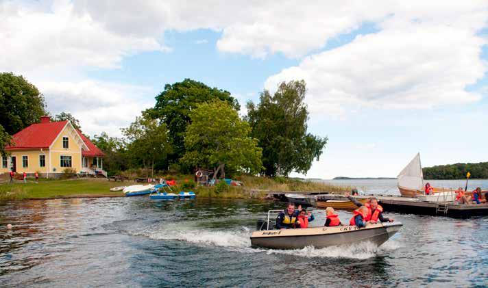 På gården finns egen strand och badbrygga samt vedeldad bastu. Ivarsudde Där havet, vinden, solen och månen styr ligger Stiftelsen Birkagårdens kollo Ivarsudde!
