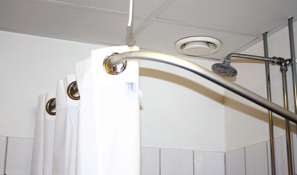 Duschstångskroken håller fast duschstången och avlägnas enkelt vid byte.