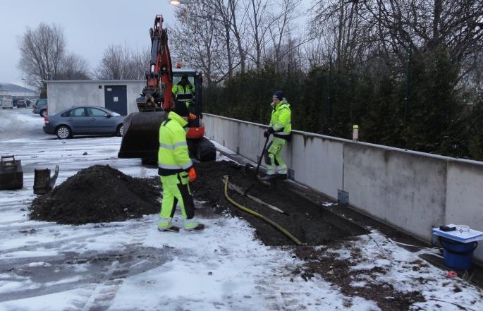 Muren anlades strax efter översvämningarna 006. I söder består barriären på en sträcka av ca 60 m av en ca 0,6-0-7 m hög granitmur, se Figur 5.1. Granitmuren har grundlagts på en gjuten betongsula.