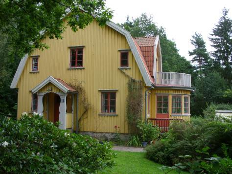 Exempel på befintlig trä husbebyggelse inom planområdet Placering, utformning, utfö rande Den nya bebyggelsen bö r hålla sig inom vissa ramar fö r att bli naturliga tillä gg i området.