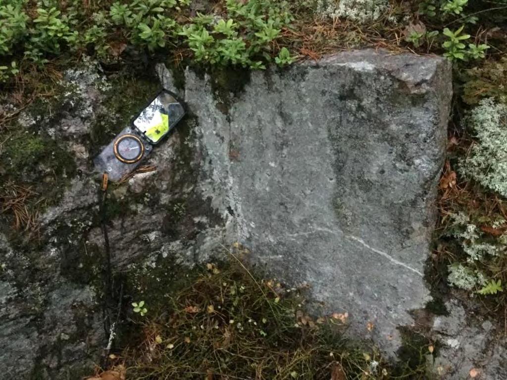 DETALJPLAN SKAVEN OCH DEL AV ÖXNERED, VÄNERSBORG PM BERGTEKNIK FÖR DETALJPLAN 13 Figur 8. Efter blocknedfall blottat sprickplan.