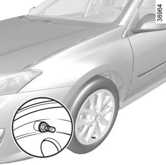 ÖVERVAKNINGSSYSTEM FÖR DÄCKTRYCK (3/4) B Byte av hjul/däck Detta system kräver specifik utrustning (hjul, däck, hjulkapslar).