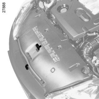 MOTORHUV (1/2) 3 A 5 4 1 2 Öppna med spaken 1 som sitter på instrumentbrädans vänstra sida. Upplåsning av motorhuvens säkerhetsspärr Lyft spärren 2 för att låsa upp. Haken A frigör huven.