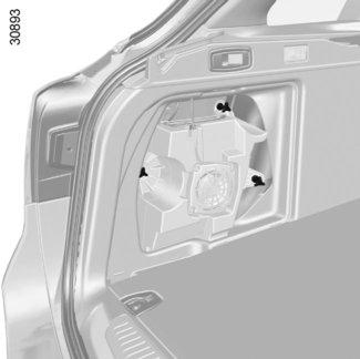 BAKLJUS OCH SIDOLJUS: lampbyte (4/6) 16 B 15 18 17 Åtkomlighet i bilar som har en högtalare på bagagerummets högra sida I bagagerummet lossar du sidomattan.