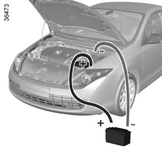 BATTERI: Starthjälp (3/3) 8 8 7 B 9 A 2 3 7 10 Batteri i bagagerummet (V6-motor) Använd polerna i motorrummet.