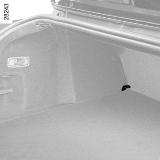 Fäst remmens hake på öglan 3 och spänn remmen så att barnstolens ryggstöd kommer i kontakt med bilens ryggstöd.