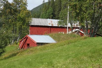 BJÖRNÄNGE 1:24 Bostadshus (Nr 2) Byggår: 1700-tal Välbevarat gårdscentrum