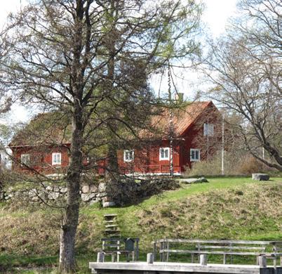 Byggnaden ligger på samma adress som Ateljébutiken Undegårds Konst & Presenter, och drivs av konstnären Linda Undegård. Samma öppettider på båda ställena.
