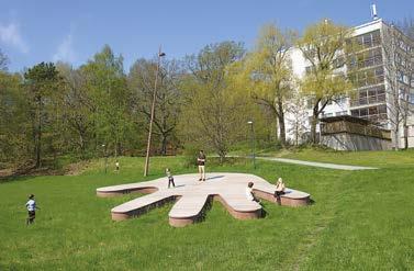 Materialvalen är dessutom så vardagliga att verken riskerar att uppfattas som delar av stadens landskapsgestaltning snarare än konstverk med egen integritet.