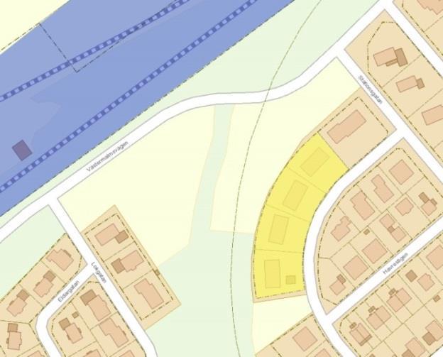 Mellan järnvägområdet (blått) och bostäder inom planområdet (gult) är avståndet cirka 100 meter. Däremellan ligger Västermalmsvägen.