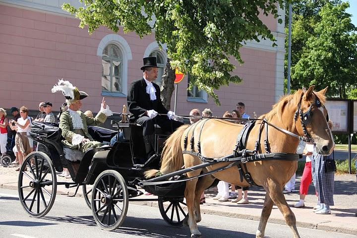 Lördagen ägnades åt Lovisa. Där var det först en 1700-talsmarknad innan vi ställde upp oss på torget för ett festtåg till den fästning utanför staden där höjdpunkten på festivalen skulle äga rum.