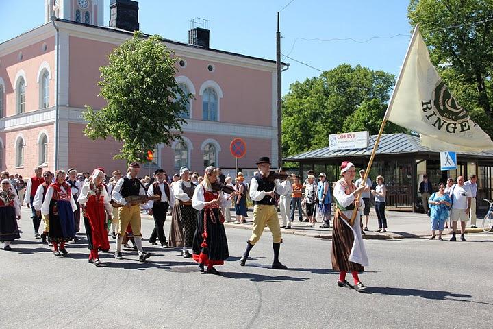 Sedan kungen kommit på balkongen till rådhuset och hälsat på folket satte festtåget i gång.