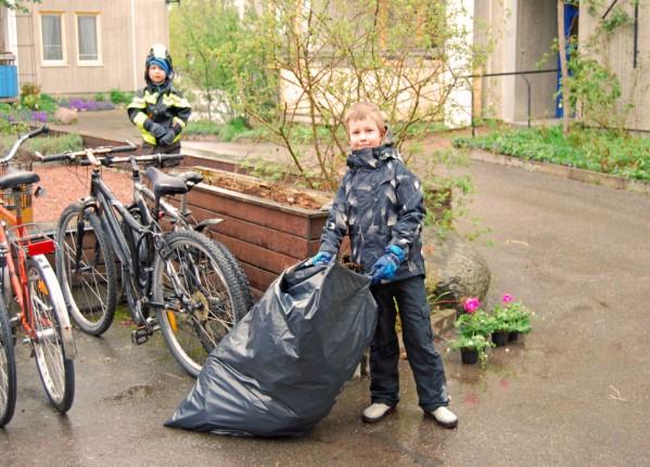 00 träffades vi, som trotsade regnet, utanför
