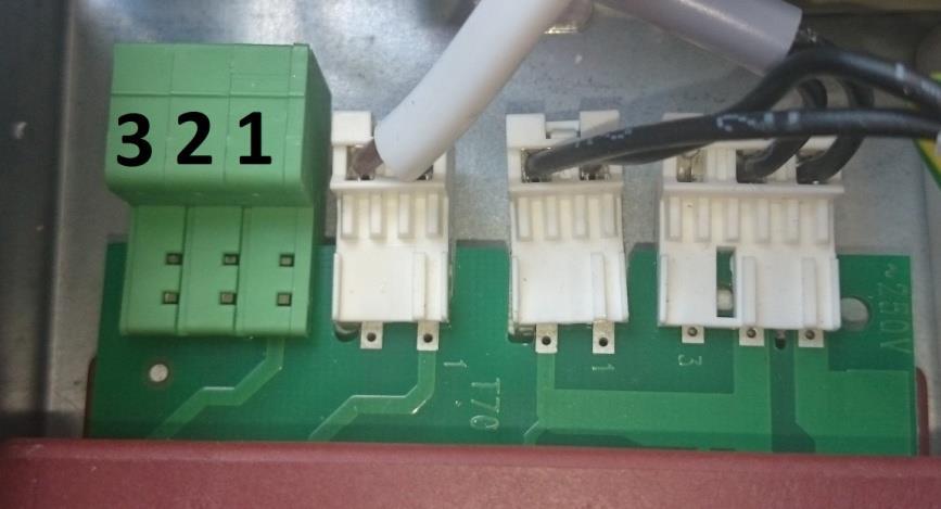 2.1.5 Potentialfritt växlande relä (klarar 230Vac/8A) Elektroniken är utrustat med ett växlande relä som växlar när kökskåpans fläktmotor startar. Tanken är att använda utgången till att t.ex.