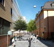 Bostadshuset föreslås likt befintlig kontorsbyggnad bryta sig ut ur kvarterets sammanhållna fasadliv och kliva ut i gaturummet.
