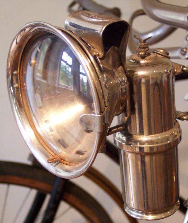 Historiska lampor Oljelampor har använts sedan urminnes tider. I slutet av 1800-talet ersattes de av fotogenlampan.