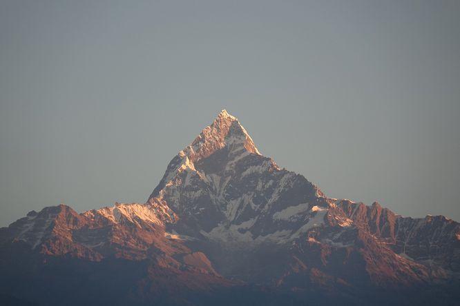 26 oktober. Pokhara, soluppgång över bergsmassivet Annapurna. Pokara är Nepals näst största stad och är belägen vid stranden av sjön Phewa Tal, Nepals andra största sjö.