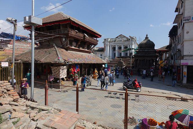 Durbar Square Durbar square är ett stort tempelområde i Katmandu som blev mycket svårt skadat under