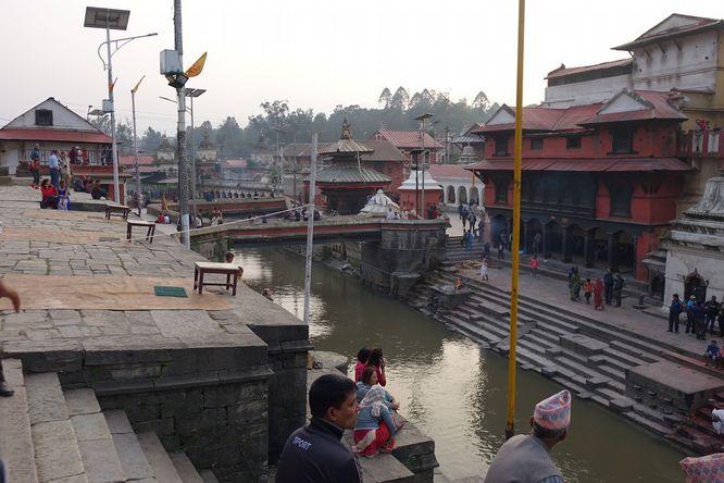 Pashupatinath det hinduiska krematoriet i Katmandu.