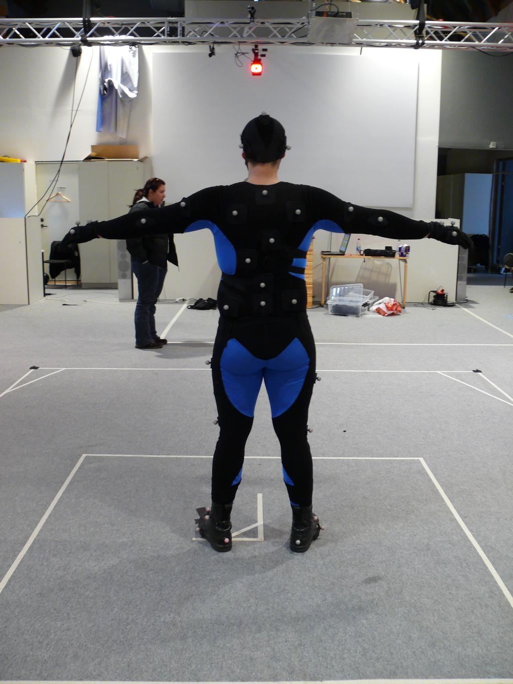 3 Att rigga motion capture-dräkten Skådespelaren har på en dräkt som är gjord av kardborre och lycra, dräkten är mycket åtsittande.
