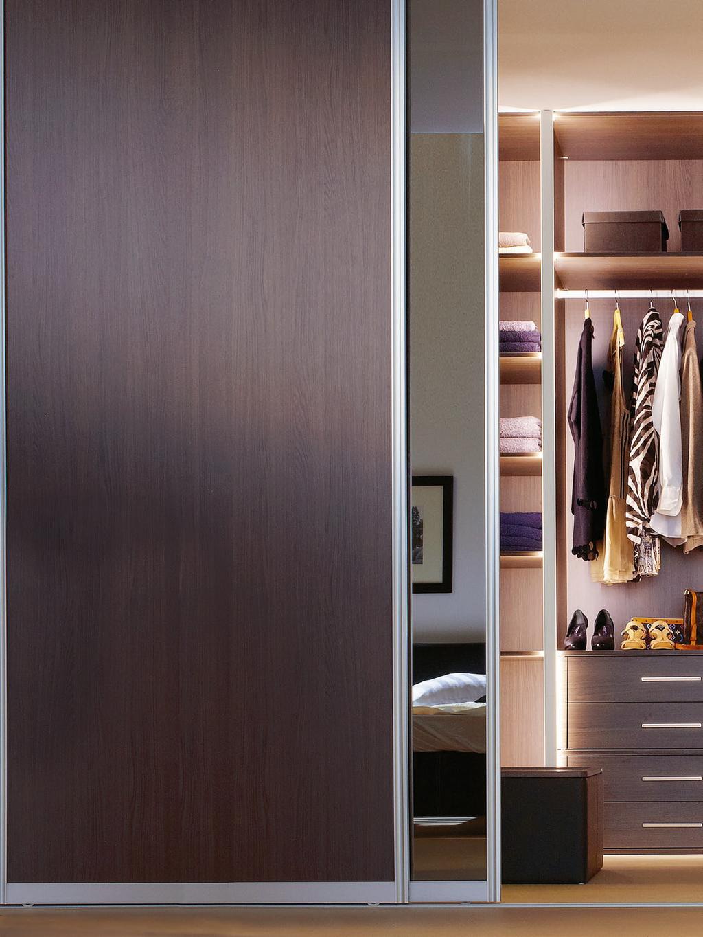 Måttbeställd inredning Style Skräddarsy med stil in i minsta detalj Den exklusiva garderobsinredningen måttbeställs och skräddarsys efter dina unika behov.