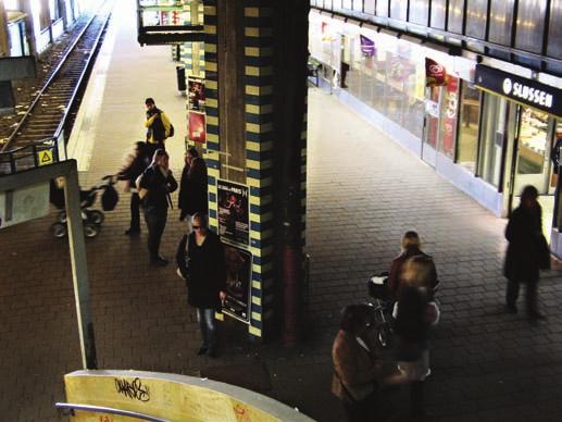 Tillsammans med dålig överblickbarhet och svag förankring med näromgivningen gör detta att Slussen är en plats som ofta upplevs som otrygg. Främst gäller detta isolerade gångar och kajer.
