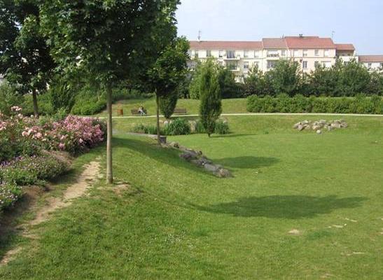hårdgjorda som under torrväder kan utnyttjas till andra ändamål, som till exempel lekplats, skatepark,