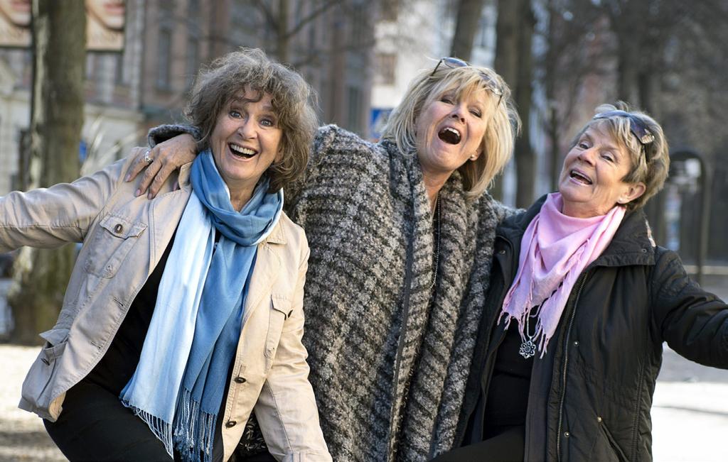 186 ÅR TILLSAMMANS Siw Malmkvist, Ann-Louise Hanson och Towa Carson, giganter inom svensk showbiz. Tre legendarer som tillsammans har underhållit oss i 186 år.
