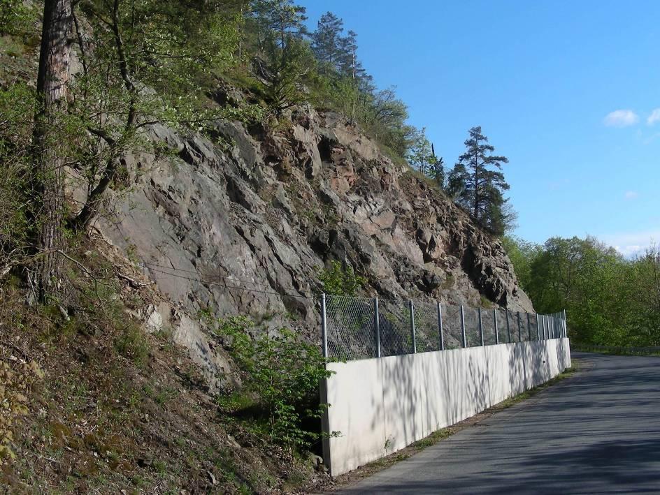 Bild 2.10. Sprängd bergslänt i sprickrik gabbro vid Vista kulle. Stabilitet i den naturliga bergslänten har blivit försämrad genom sprängningen i bergslänten. Foto: SGU.