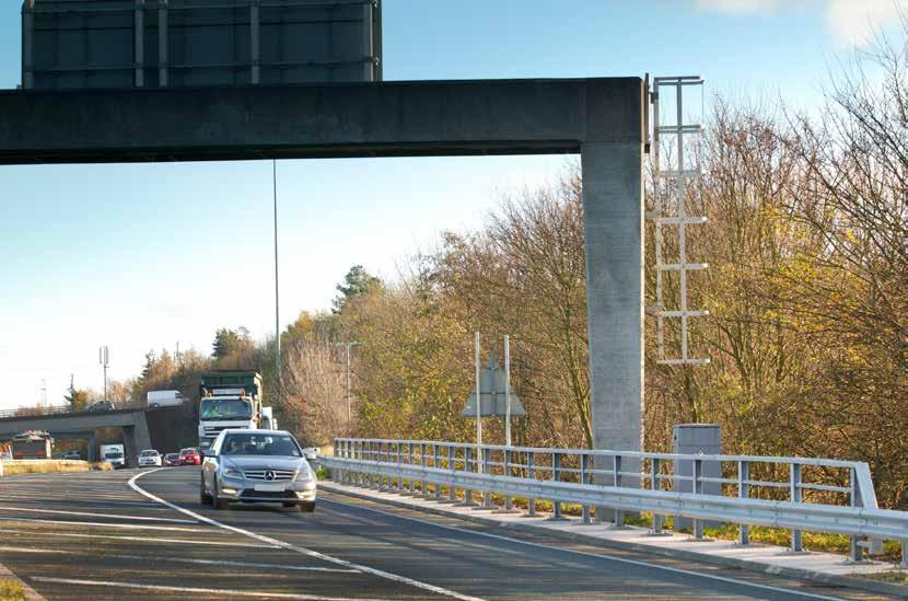 Vägräcken Högkapacitetsräcken HI-FLEX Högkapacitetsräcken används för att skapa säkra lösningar förbi vattendrag, branta slänter eller där den hinderfria bredden bakom räcket är för liten, vanligen