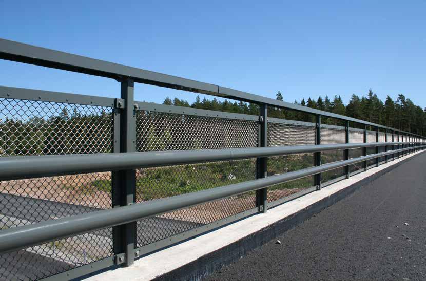 Broräcken FMK-B1 Konstruktionen bygger på Trafikverkets standardräcke med ståndare av massiv fyrkantstång och toppföljare av UNP-profil.