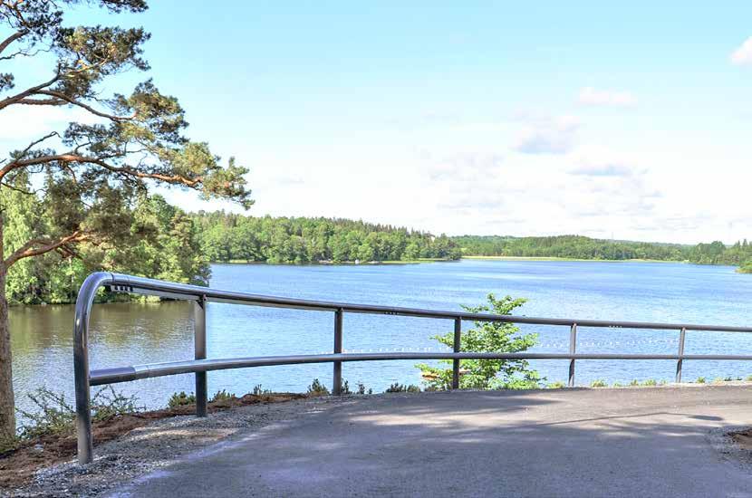 Gång- och cykelbaneräcken FMK-GCE3-1 Vårt gång- och cykelbaneräcke är väl etablerat på marknaden som ett säkert och estetiskt sätt att separera biltrafik från oskyddade trafikanter.