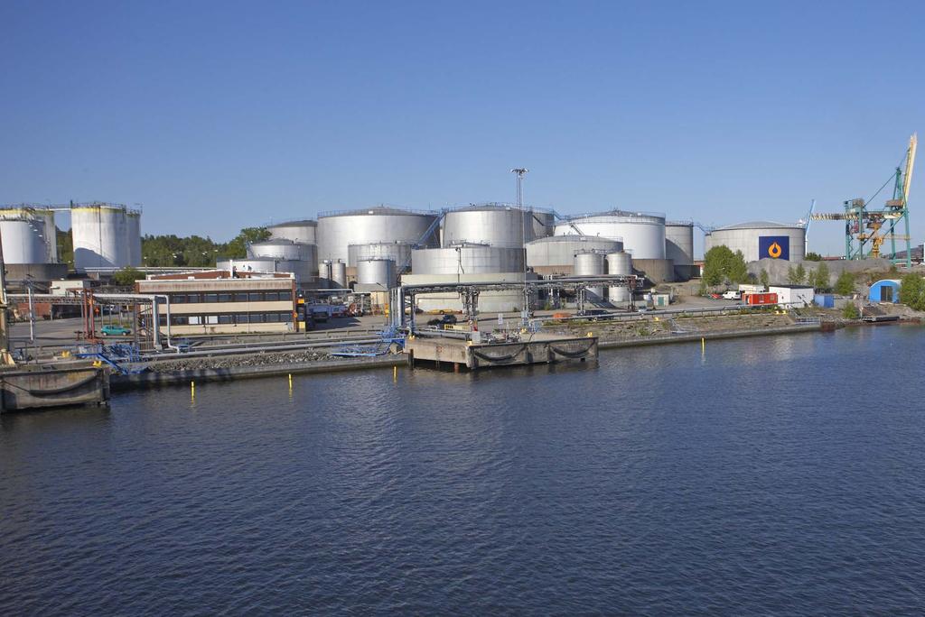 OLJEHAMNEN LOUDDEN I oljehamnen hanteras nästan uteslutande petroleumprodukter. Hamnen ägs av Stockholms stad och marken arrenderas ut till oljebolagen genom Stockholms Hamn AB.