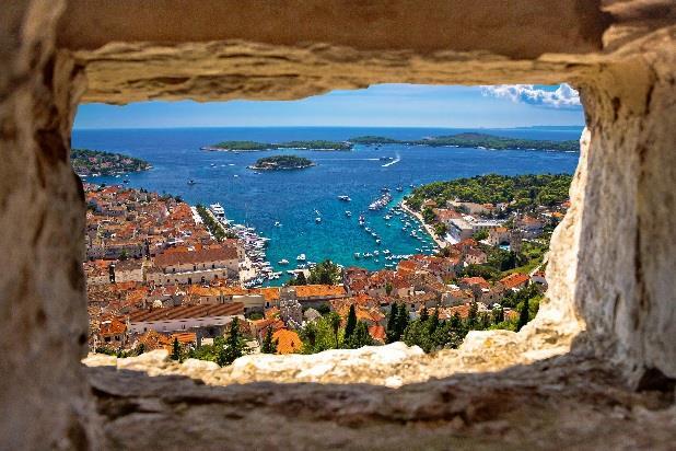 7 nätter på Hotel Meteor **** i Makarska. 7 frukostar på hotellet. 7 middagar på hotellet. 1 lunch (Trogir). Vinprovning hos familjen Grabovac med enkel lunch.