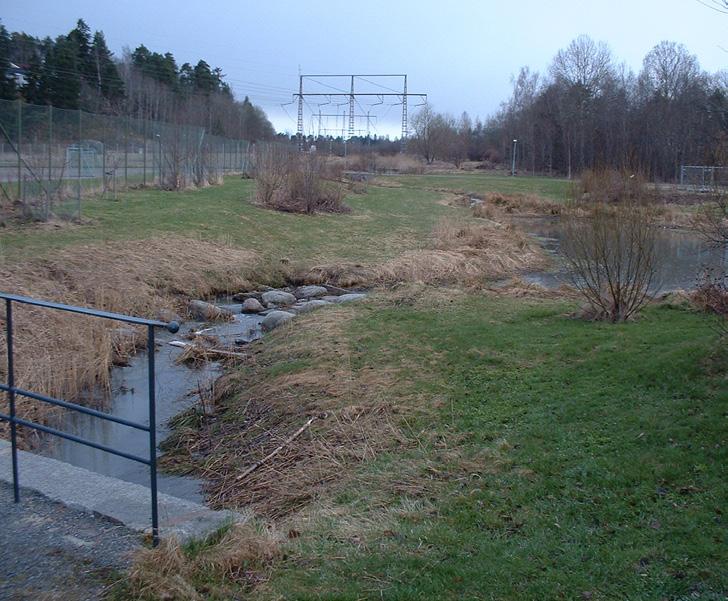 Dagvatten från villabebyggelse, i delar av Bromsten och Solhem, har utlopp före provtagningslokalen som ligger vid den lilla bron uppströms körbron över ån. 12.