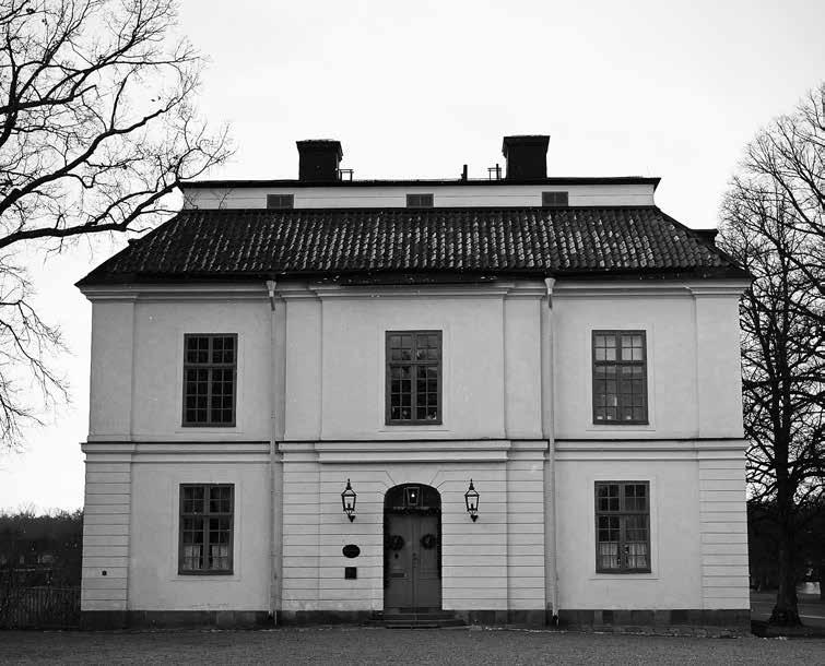 15 145 KR/MÅN Här bor det tidigare statsrådet Ingemar Eliasson (FP). För de 215 kvadratmeterna intill Drottningholms slott betalar han 15 145 kronor i månaden.